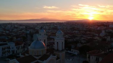 Ypapanti Metropolitan Kilisesi ve Kalamata Kalamata Kalamata 'nın eski tarihi merkez bölgesinde yer alan kale tepesi etrafındaki hava manzarası, Messenia, Yunanistan