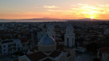 Ypapanti Metropolitan Kilisesi ve Kalamata Kalamata Kalamata 'nın eski tarihi merkez bölgesinde yer alan kale tepesi etrafındaki hava manzarası, Messenia, Yunanistan