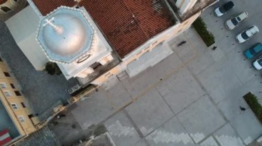 Ypapanti Metropolitan Kilisesi ve Kalamata Kalamata Kalamata 'nın eski tarihi merkez bölgesinde yer alan kale tepesi etrafındaki hava manzarası, Messenia, Yunanistan
