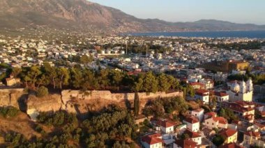 Ypapanti Metropolitan Kilisesi ve Kalamata Kalamata Kalamata 'nın eski tarihi merkez bölgesinde yer alan kale tepesi etrafındaki hava manzarası, Messenia, Yunanistan