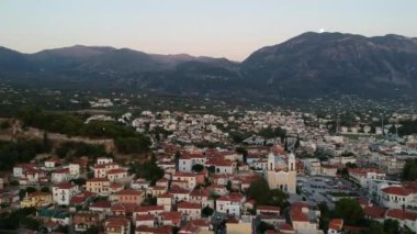 Ypapanti Metropolitan Kilisesi ve Kalamata Kalamata Kalamata 'nın eski tarihi merkez bölgesinde yer alan kale tepesi etrafındaki hava manzarası, Messenia, Yunanistan