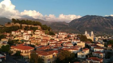 Ypapanti Metropolitan Kilisesi ve Kalamata Kalamata Kalamata 'nın eski tarihi merkez bölgesinde yer alan kale tepesi etrafındaki hava manzarası, Messenia, Yunanistan