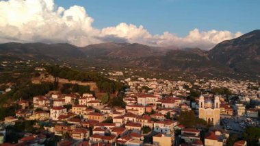 Ypapanti Metropolitan Kilisesi ve Kalamata Kalamata Kalamata 'nın eski tarihi merkez bölgesinde yer alan kale tepesi etrafındaki hava manzarası, Messenia, Yunanistan