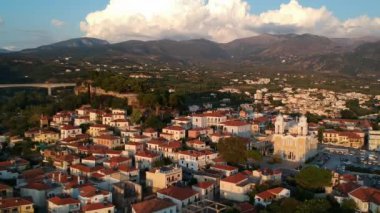 Ypapanti Metropolitan Kilisesi ve Kalamata Kalamata Kalamata 'nın eski tarihi merkez bölgesinde yer alan kale tepesi etrafındaki hava manzarası, Messenia, Yunanistan