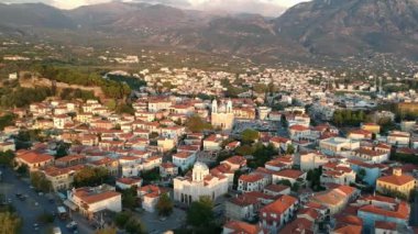 Ypapanti Metropolitan Kilisesi ve Kalamata Kalamata Kalamata 'nın eski tarihi merkez bölgesinde yer alan kale tepesi etrafındaki hava manzarası, Messenia, Yunanistan