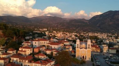 Ypapanti Metropolitan Kilisesi ve Kalamata Kalamata Kalamata 'nın eski tarihi merkez bölgesinde yer alan kale tepesi etrafındaki hava manzarası, Messenia, Yunanistan