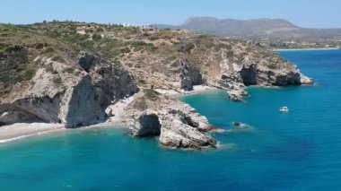 Yunanistan, Avrupa 'da yaz döneminde Kythira adasındaki kayalık Kaladi plajının üzerindeki hava manzarası