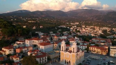 Ypapanti Metropolitan Kilisesi ve Kalamata Kalamata Kalamata 'nın eski tarihi merkez bölgesinde yer alan kale tepesi etrafındaki hava manzarası, Messenia, Yunanistan