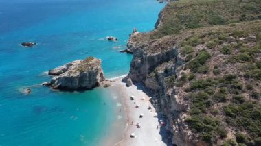 Yunanistan, Avrupa 'da yaz döneminde Kythira adasındaki kayalık Kaladi plajının üzerindeki hava manzarası
