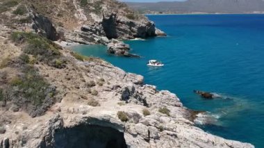Yunanistan, Avrupa 'da yaz döneminde Kythira adasındaki kayalık Kaladi plajının üzerindeki hava manzarası