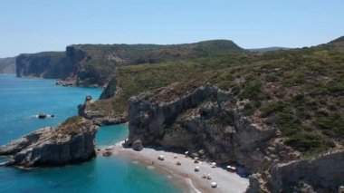 Yunanistan, Avrupa 'da yaz döneminde Kythira adasındaki kayalık Kaladi plajının üzerindeki hava manzarası