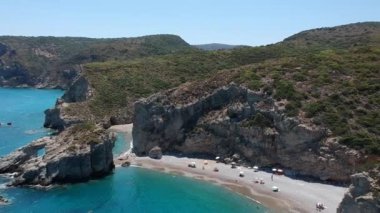 Yunanistan, Avrupa 'da yaz döneminde Kythira adasındaki kayalık Kaladi plajının üzerindeki hava manzarası