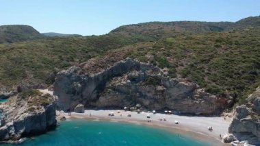 Yunanistan, Avrupa 'da yaz döneminde Kythira adasındaki kayalık Kaladi plajının üzerindeki hava manzarası
