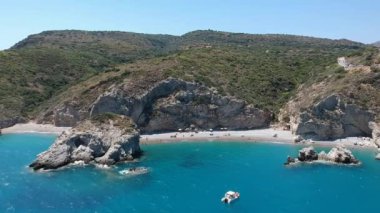 Yunanistan, Avrupa 'da yaz döneminde Kythira adasındaki kayalık Kaladi plajının üzerindeki hava manzarası