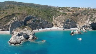 Yunanistan, Avrupa 'da yaz döneminde Kythira adasındaki kayalık Kaladi plajının üzerindeki hava manzarası