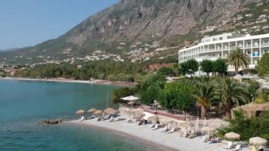 Yunanistan 'ın Kato verga kalamata kentindeki lüks oteller ve tatil beldeleri ile Almyros plajı üzerindeki hava manzarası