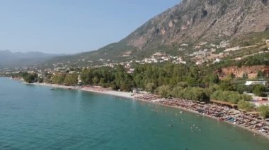 Yunanistan 'ın Kato verga kalamata kentindeki lüks oteller ve tatil beldeleri ile Almyros plajı üzerindeki hava manzarası