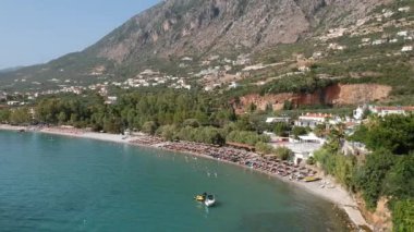 Yunanistan 'ın Kato verga kalamata kentindeki lüks oteller ve tatil beldeleri ile Almyros plajı üzerindeki hava manzarası