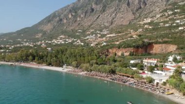 Yunanistan 'ın Kato verga kalamata kentindeki lüks oteller ve tatil beldeleri ile Almyros plajı üzerindeki hava manzarası