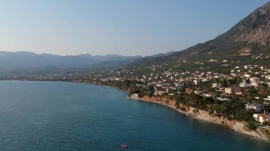 Yunanistan 'ın Kato verga kalamata kentindeki lüks oteller ve tatil beldeleri ile Almyros plajı üzerindeki hava manzarası