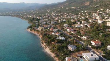 Yunanistan 'ın Kato verga kalamata kentindeki lüks oteller ve tatil beldeleri ile Almyros plajı üzerindeki hava manzarası