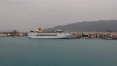 Costal Riviera yolcu gemisinin deniz kenti Kalamata, Messenia, Yunanistan 'dan havadan panoramik görüntüsü