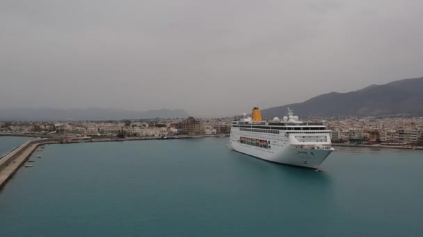 Aerial Panoramic View Costal Riviera Cruise Ship Leaving Seaside City — Vídeo de stock