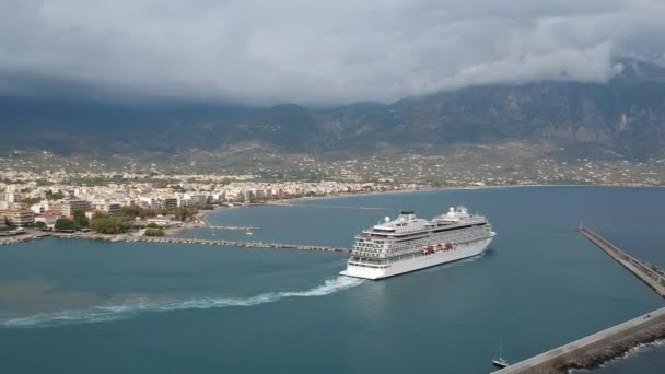 ギリシャのメセニアにカラマタ市の港を離れるバイキング金星クルーズ船 — ストック動画