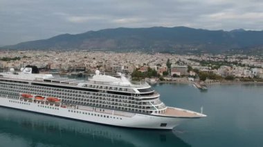 Viking Venüs yolcu gemisi Yunanistan 'ın Messenia kentindeki Kalamata limanından ayrılıyor