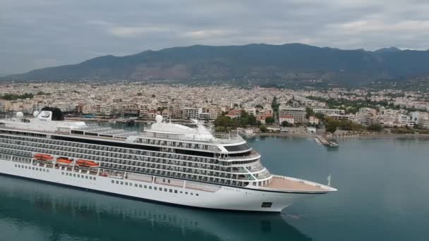 Viking Venüs Yolcu Gemisi Yunanistan Messenia Kentindeki Kalamata Limanından Ayrılıyor — Stok video