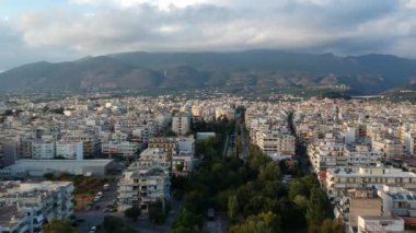 Kalamata Belediye Demiryolu Parkı 'nın havadan görünüşü. Yunanistan 'da türünün tek açık hava müzesi ve tüm dünya demiryolu dostları arasında popüler, Kalamata, Moreloponnese, Yunanistan