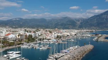 Günbatımında Kalamata 'nın Marina' sının üstündeki Idyllic manzarası. Messenia, Moreloponnese, Yunanistan 'daki Kalamata şehri üzerinde hava fotoğrafı