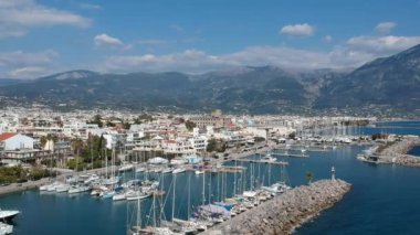 Günbatımında Kalamata 'nın Marina' sının üstündeki Idyllic manzarası. Messenia, Moreloponnese, Yunanistan 'daki Kalamata şehri üzerinde hava fotoğrafı