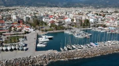 Günbatımında Kalamata 'nın Marina' sının üstündeki Idyllic manzarası. Messenia, Moreloponnese, Yunanistan 'daki Kalamata şehri üzerinde hava fotoğrafı