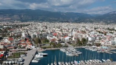 Günbatımında Kalamata 'nın Marina' sının üstündeki Idyllic manzarası. Messenia, Moreloponnese, Yunanistan 'daki Kalamata şehri üzerinde hava fotoğrafı