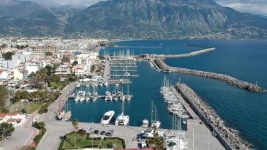 Günbatımında Kalamata 'nın Marina' sının üstündeki Idyllic manzarası. Messenia, Moreloponnese, Yunanistan 'daki Kalamata şehri üzerinde hava fotoğrafı