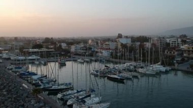 Günbatımında Kalamata 'nın Marina' sının üstündeki Idyllic manzarası. Messenia, Moreloponnese, Yunanistan 'daki Kalamata şehri üzerinde hava fotoğrafı