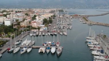 Günbatımında Kalamata 'nın Marina' sının üstündeki Idyllic manzarası. Messenia, Moreloponnese, Yunanistan 'daki Kalamata şehri üzerinde hava fotoğrafı