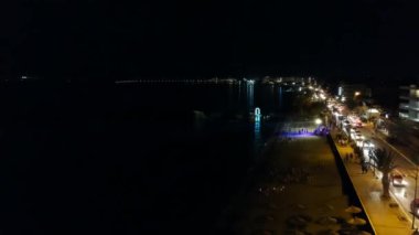 Yunanistan 'ın deniz kenti Kalamata' nın manzaralı panoramik gece manzarası. Kalamata, Güney Avrupa 'da yaz tatili için en popüler turizm merkezlerinden biridir. Messenia Moreloponnese, Yunanistan, Avrupa