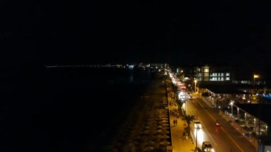 Yunanistan 'ın deniz kenti Kalamata' nın manzaralı panoramik gece manzarası. Kalamata, Güney Avrupa 'da yaz tatili için en popüler turizm merkezlerinden biridir. Messenia Moreloponnese, Yunanistan, Avrupa