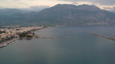 Yunanistan 'ın Messinia kentindeki Kalamata kenti üzerinde gün batımında havadan deniz manzarası