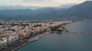 Yunanistan 'ın Messinia kentindeki Kalamata kenti üzerinde gün batımında havadan deniz manzarası