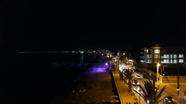 ギリシャのシーサイドカラマタ市の風景パノラマの空の夜景 カラマタは 南ヨーロッパで夏の休暇のための最も人気のある観光地の1つです メセニアペロポネソス ギリシャ ヨーロッパ — ストック動画
