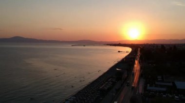 Yunanistan 'ın Messinia kentindeki Kalamata kenti üzerinde gün batımında havadan deniz manzarası