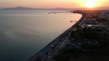 Yunanistan 'ın Messinia kentindeki Kalamata kenti üzerinde gün batımında havadan deniz manzarası