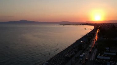 Yunanistan 'ın Messinia kentindeki Kalamata kenti üzerinde gün batımında havadan deniz manzarası