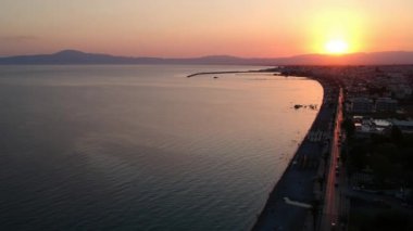 Yunanistan 'ın Messinia kentindeki Kalamata kenti üzerinde gün batımında havadan deniz manzarası