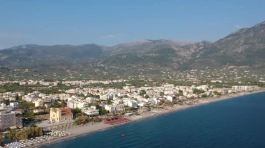 Yunanistan 'ın Messinia kentindeki Kalamata kenti üzerinde gün batımında havadan deniz manzarası