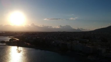 Yunanistan 'ın Messinia kentindeki Kalamata kenti üzerinde gün batımında havadan deniz manzarası