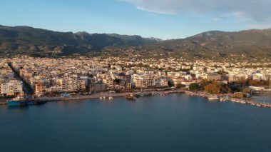 Yunanistan 'ın Messinia kentindeki Kalamata kenti üzerinde gün batımında havadan deniz manzarası